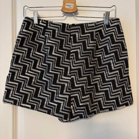 Forever 21 Contemporary Black and White Lined Shorts (Size M) - Picture 6 of 8